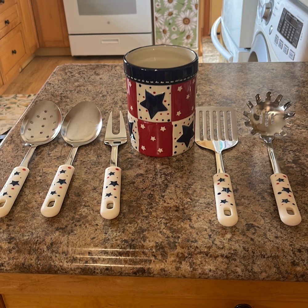 Patriotic kitchen decor comes with all 5 utensils